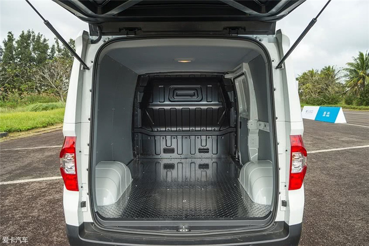 上海新能源電動貨車租賃車型:大通EV30